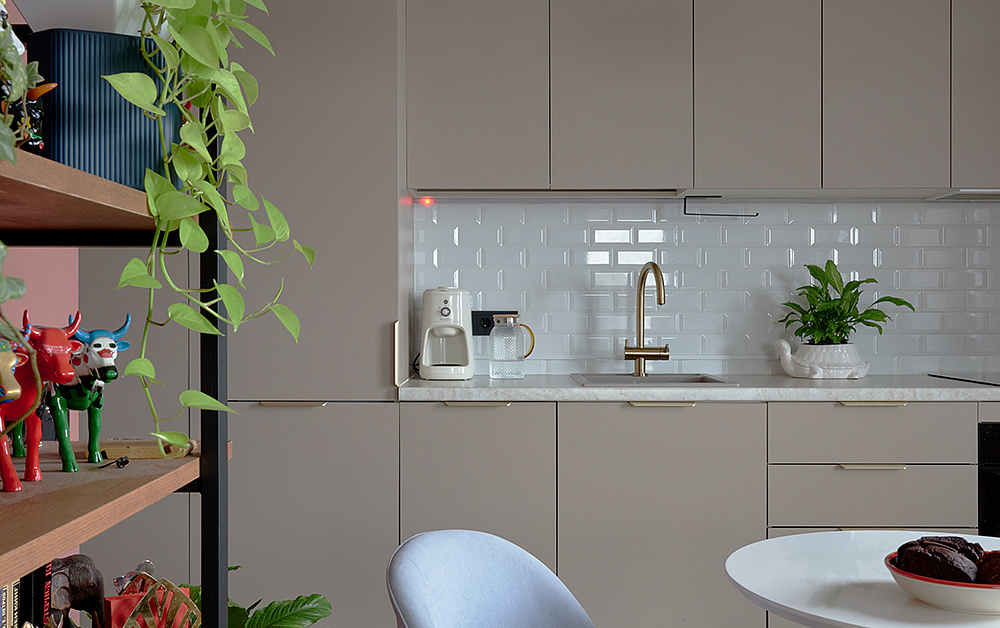 Шкафы и кухня Стоун Колор для однушки с круговой планировкой